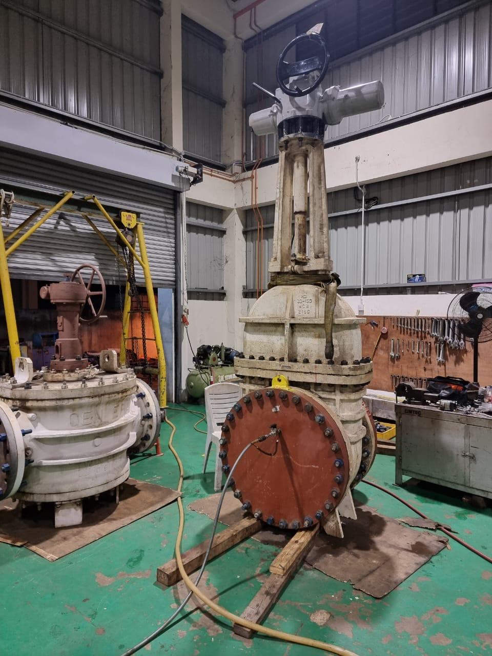 Gate valve on the workshop test stand