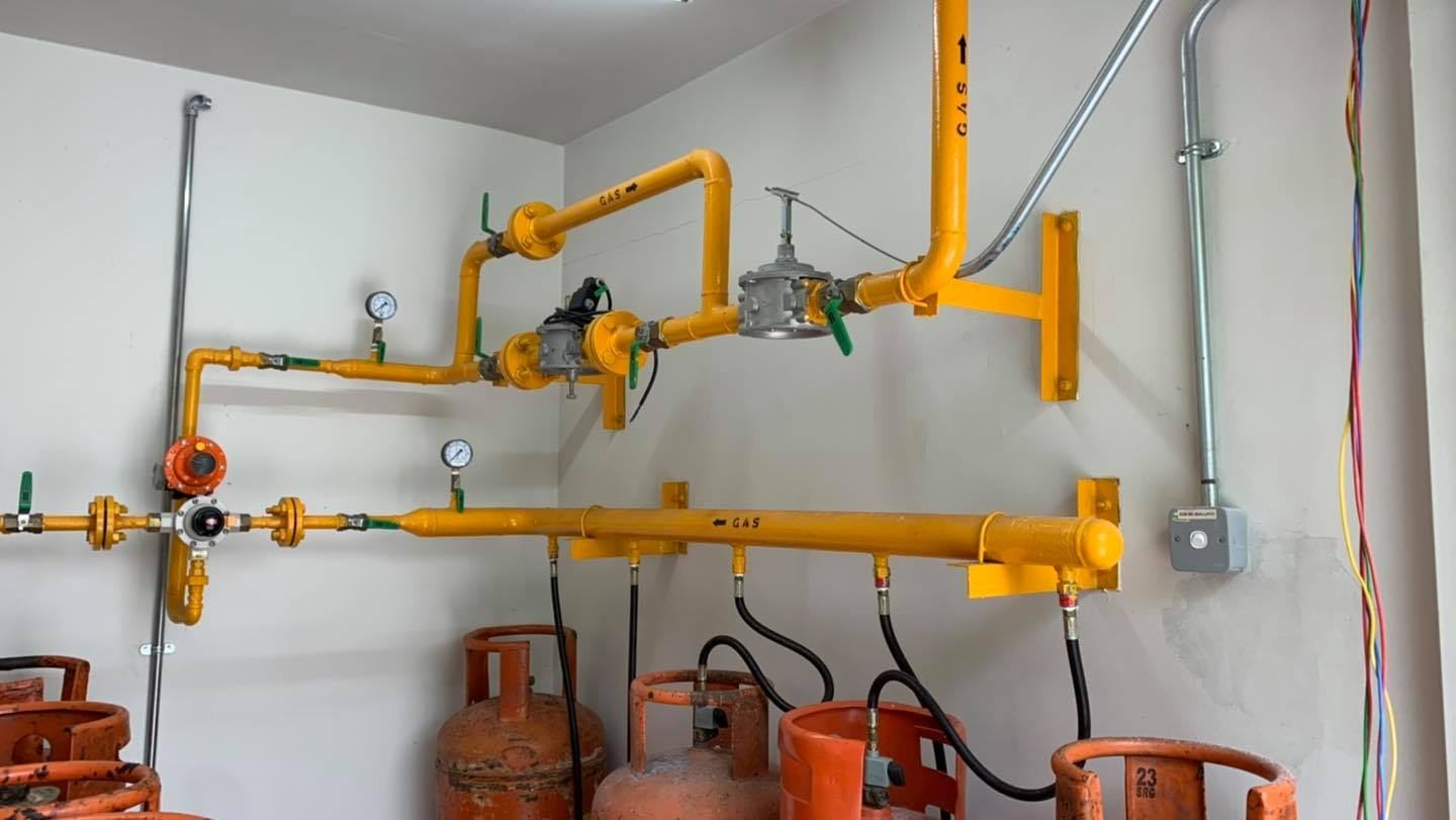 Gas piping system with cylinder bank